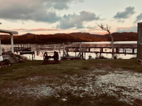 The Artists Cottage - absolute waterfront, Strahan